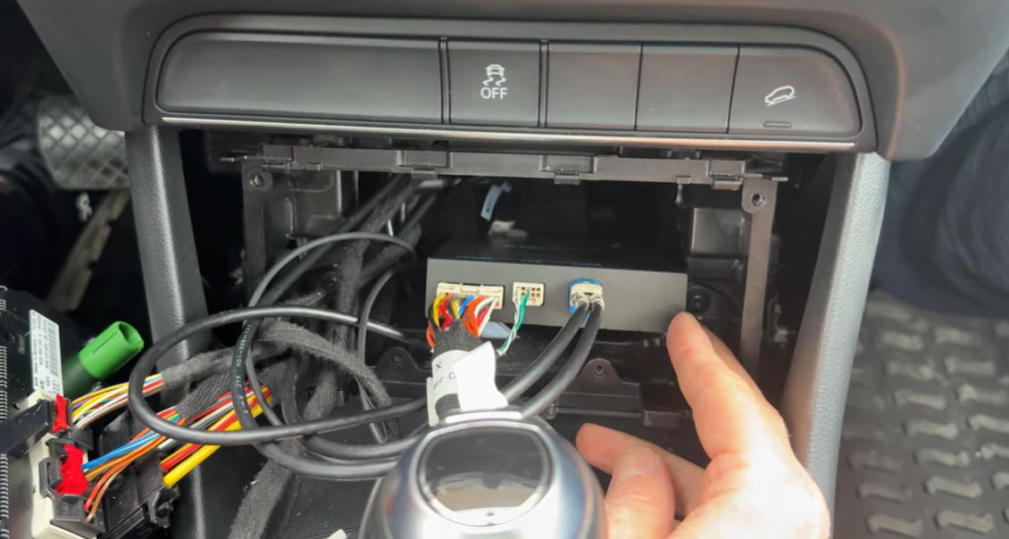 Bauen Sie das originale Bedienfeld der Fahrzeugklimaanlage ein und platzieren Sie das Modul darin.