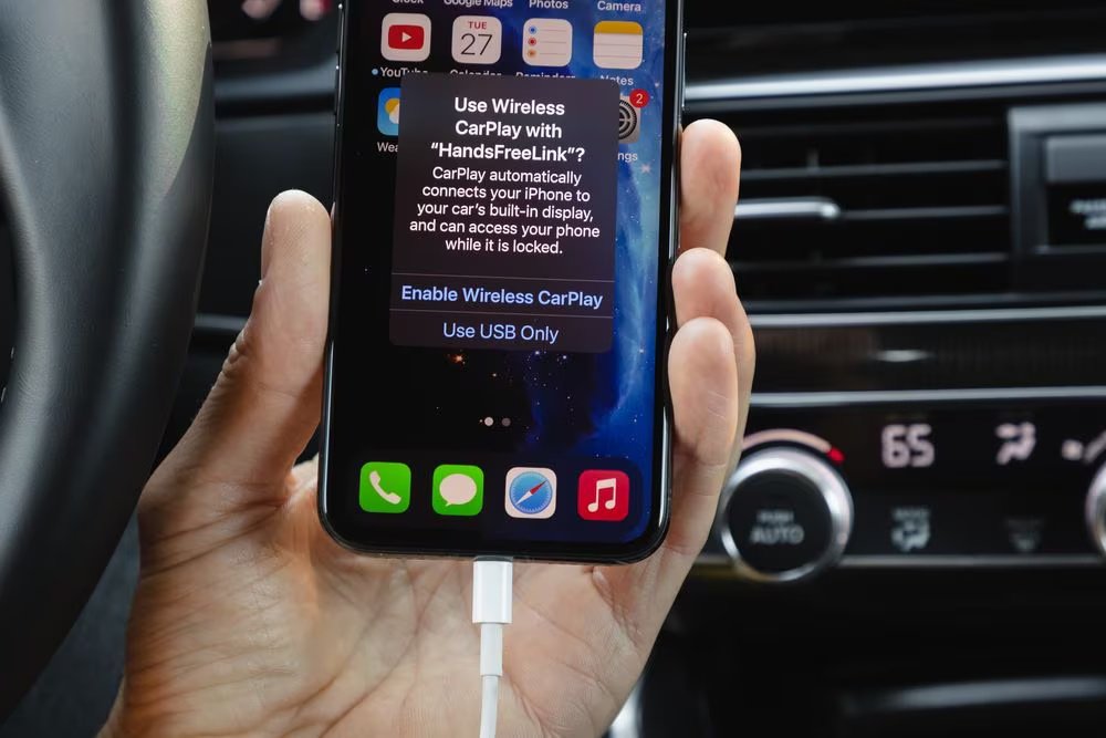 Stellen Sie über ein Datenkabel eine Verbindung zu Apple CarPlay her