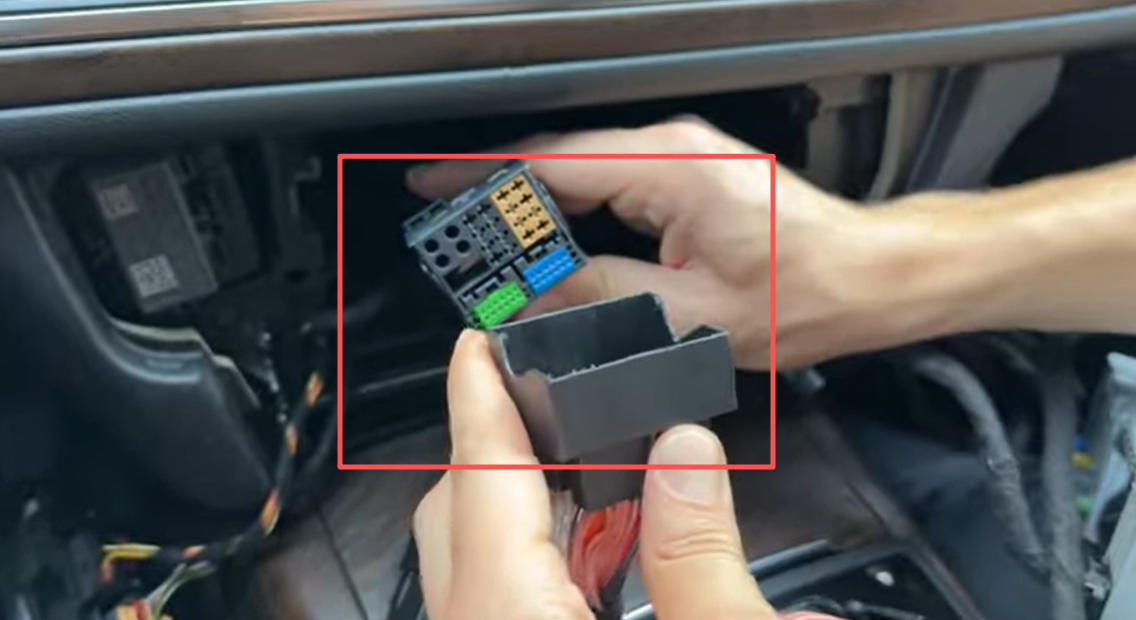 Der Quadlock-Anschluss des Originalfahrzeugs wird mit einem Ende unseres Quadlock-Anschlusses verbunden.