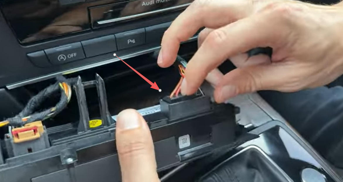 Trennen Sie das Kabel des Klimaanlagenbedienfelds auf der rechten Seite.