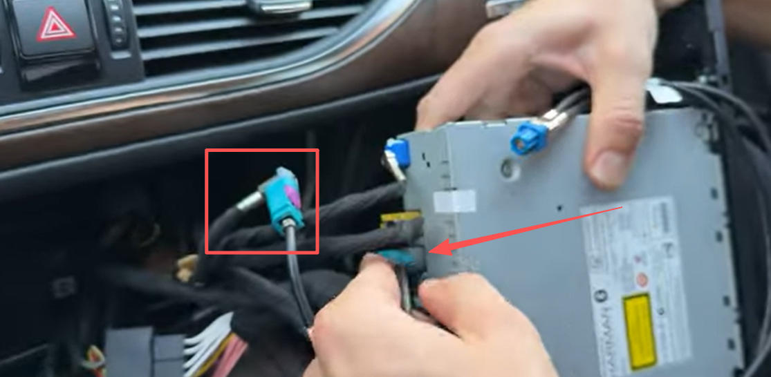 Verbinden Sie ein Ende des CarPlay LVDS-Kabels mit dem originalen LVDS-Kabel des Fahrzeugs und stecken Sie das andere Ende wieder in den LVDS-Anschluss des MMI-Geräts.