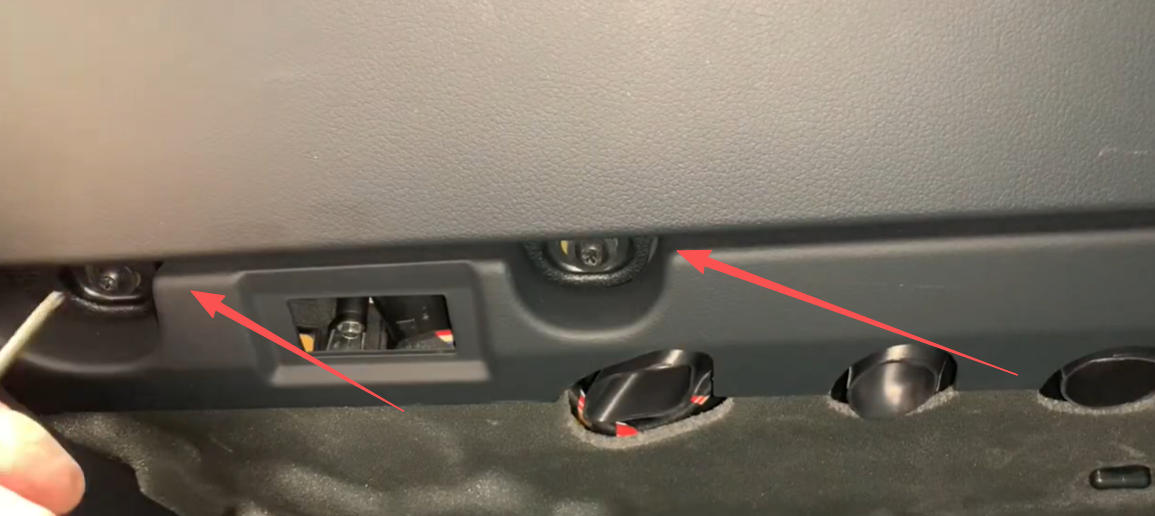 3 Schrauben unten am Handschuhfach