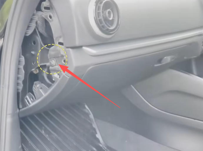 Entfernen Sie die Schrauben unter der Seitenverkleidung.