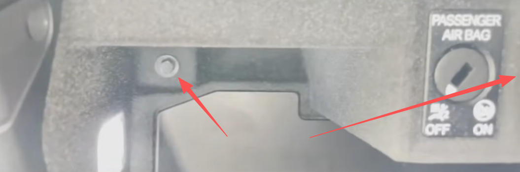 Entfernen Sie die beiden Befestigungsschrauben im Inneren des Handschuhfachs.