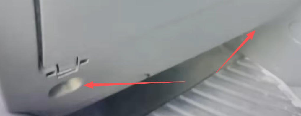 Entfernen Sie die beiden Befestigungsschrauben unten am Handschuhfach.