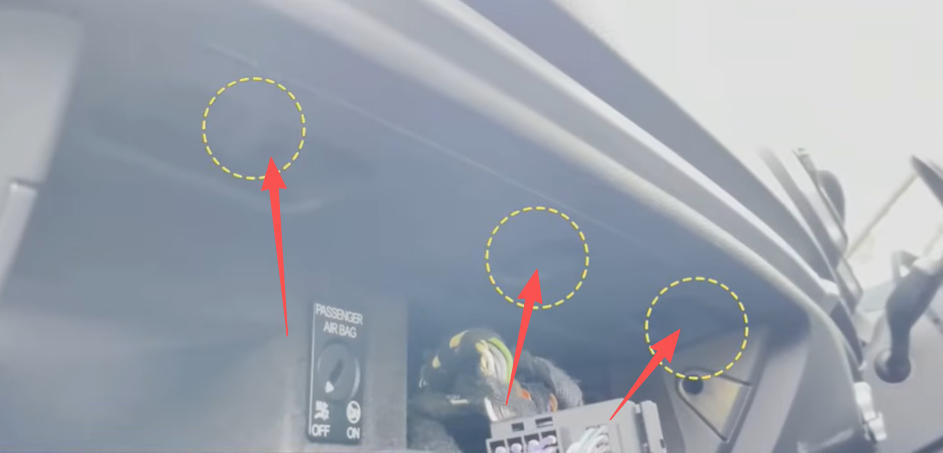 Entfernen Sie die drei Befestigungsschrauben oben am Handschuhfach.