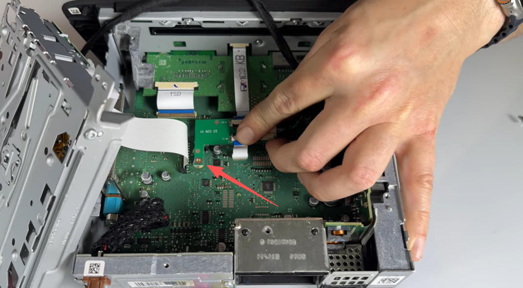 FPC-Adapter auf der Platine installieren und mit Schraube fixieren