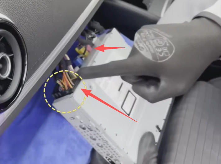 MMI-Radio-Stromkabel und rosa LVDS-Kabel