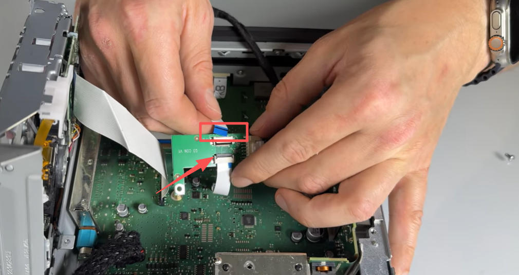 Originales FPC-Kabel mit einem Ende des FPC-Adapters verbinden