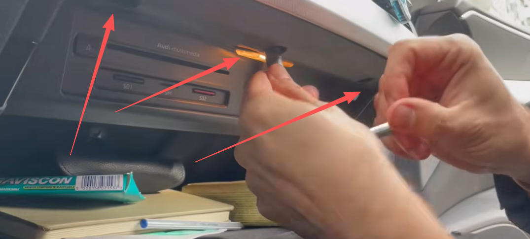 Schrauben Sie die drei Befestigungsschrauben oben am Handschuhfach heraus.