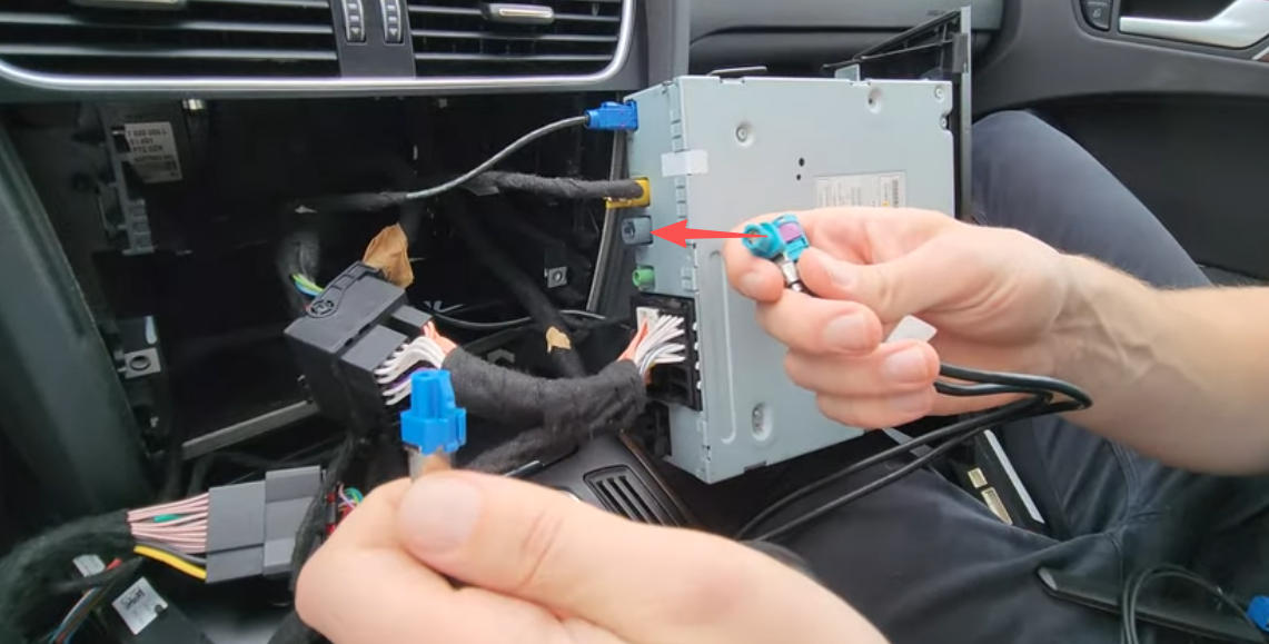 Stecken Sie das andere Ende wieder in die LVDS-Kabelschnittstelle am Hauptgerät.