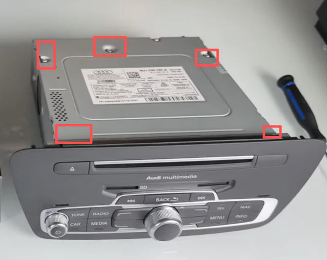 Stromversorgung des Radios trennen und Schrauben entfernen