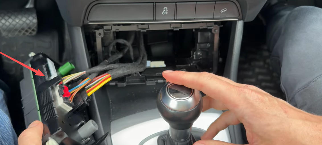 Trennen Sie das Kabel der Klimaanlagenblende an der Rückseite.