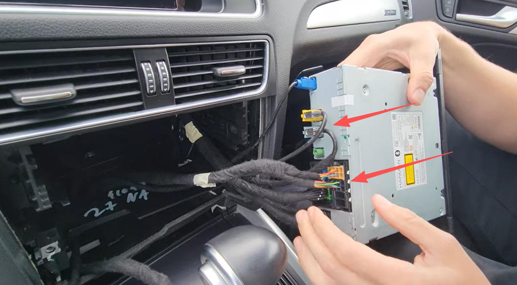 Ziehen Sie das Stromkabel sowie das graue LVDS-Kabel vom originalen Hauptgerät (Head Unit) ab.
