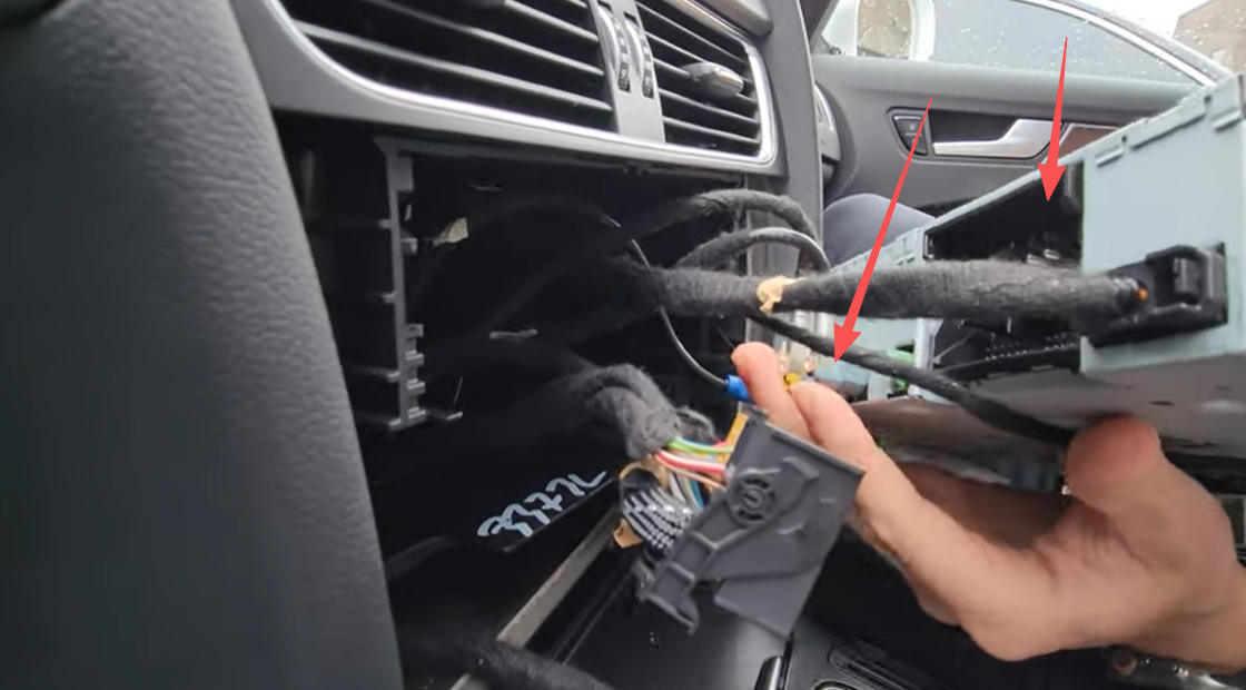 Trennen Sie das Netzkabel vom Host-Computer und das graue LVDS-Kabel.