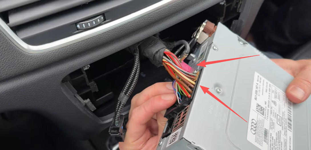 Trennen Sie das Netzkabel und das rosa LVDS-Kabel von der Rückseite des Radios.