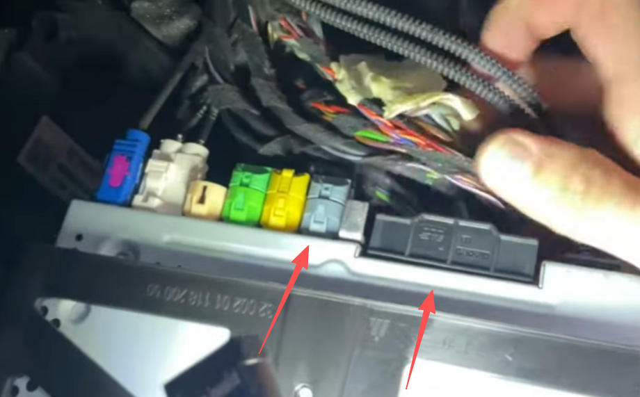 Trennen Sie das Stromkabel und das graue LVDS-Kabel vom MMI-Radio.