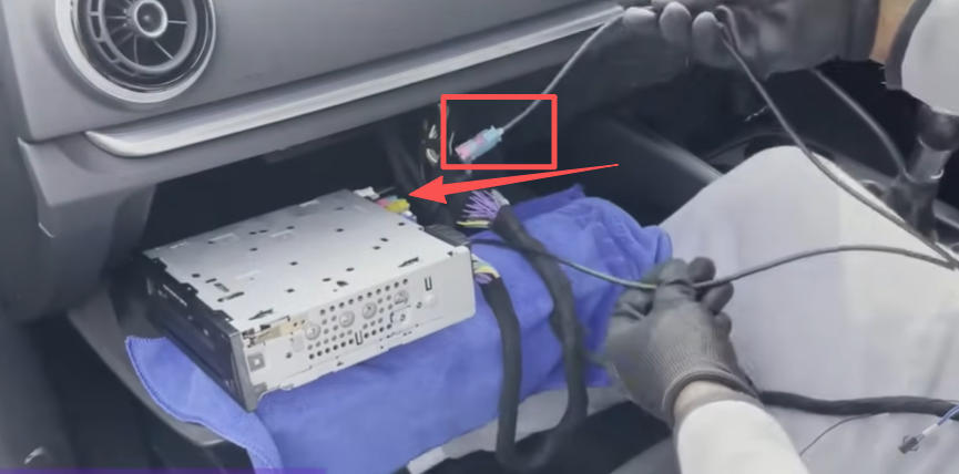 Verbinden Sie das MMI-LVDS-Kabel mit dem CarPlay-LVDS-Kabel.