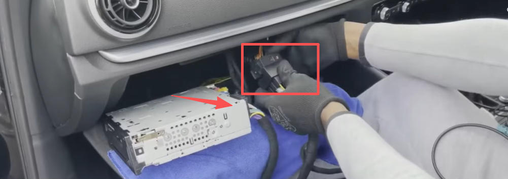 Verbinden Sie das MMI-Stromkabel mit dem CarPlay-Stromkabel.