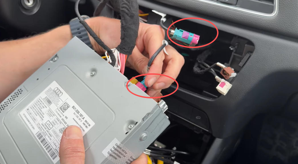 Verbinden Sie das originale Fahrzeug-LVDS-Kabel mit dem CarPlay-LVDS-Kabel.