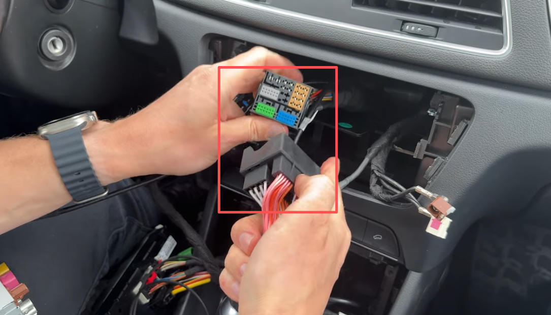 Verbinden Sie den originalen Quadlock-Stecker des Autos mit einem Ende des CarPlay Quadlock-Steckers.