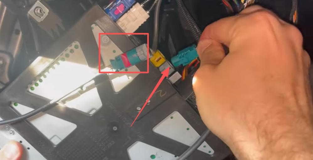 Verbinden Sie ein Ende des MMI-Radio-LVDS-Videokabels mit dem CarPlay-Videokabel.