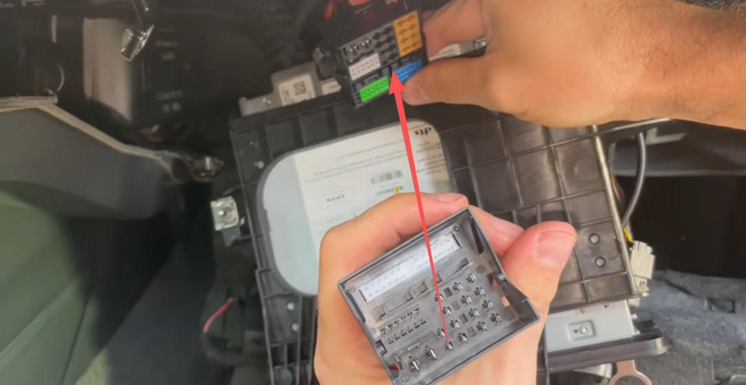 Verbinden Sie ein Ende des MMI-Radio-Stromkabels mit dem CarPlay-Stromkabel.