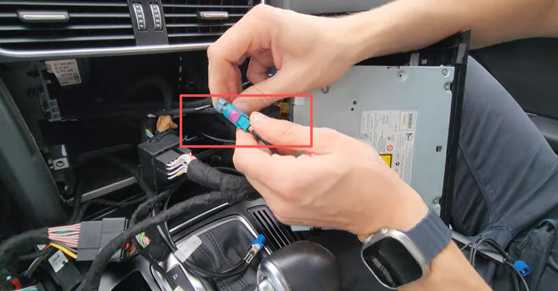 Verbinden Sie ein Ende unseres LVDS-Kabels mit dem originalen LVDS-Kabel des Fahrzeugs.