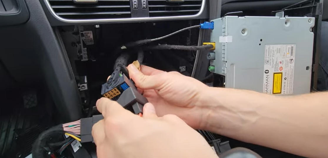 Verbinden Sie ein Ende unseres Netzkabels mit dem Netzkabel des Originalfahrzeugs.