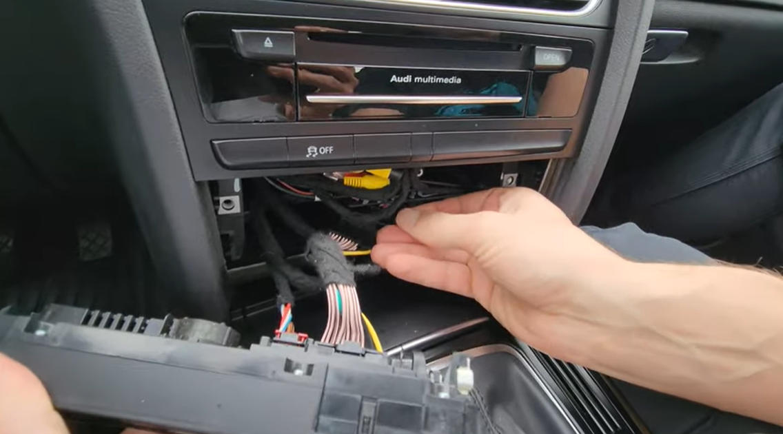 Verstecken Sie die CarPlay-Box und das Kabel hinter der Klimaanlagenabdeckung.