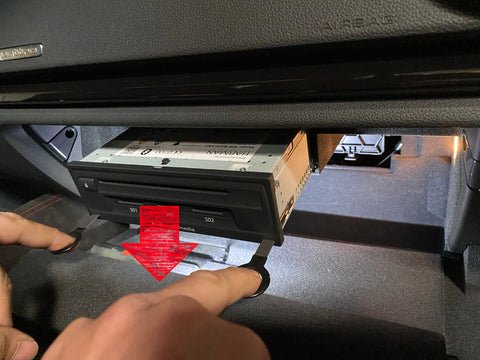 Ziehen Sie das MMI-Radio vorsichtig heraus.