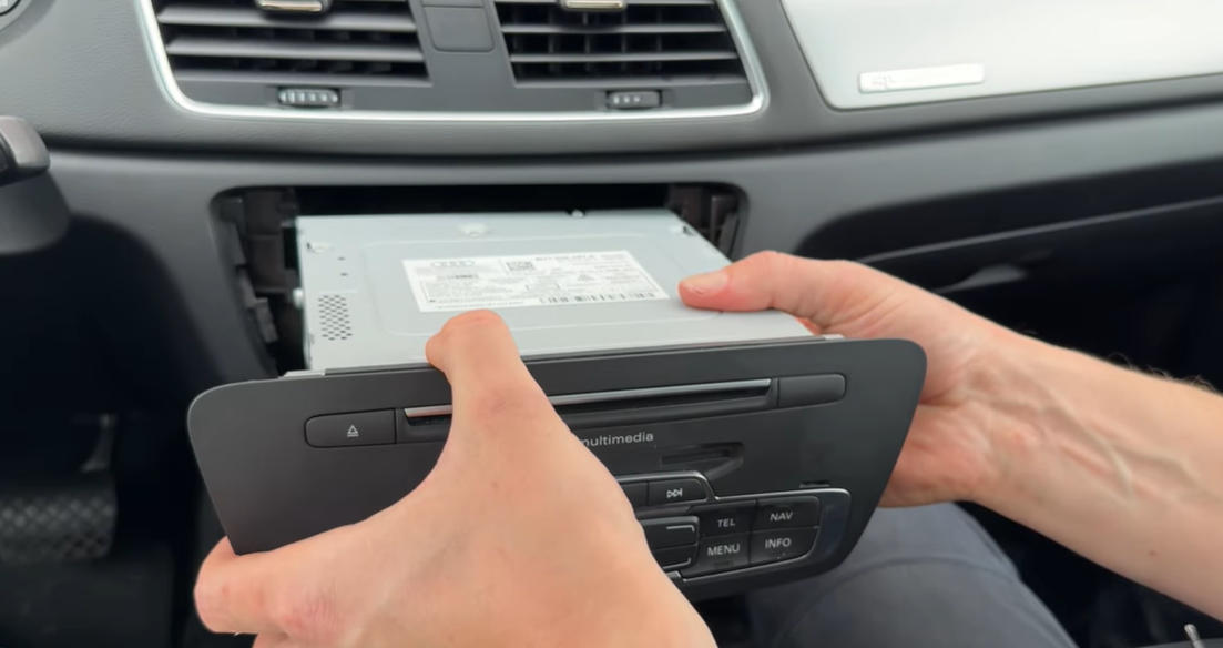 Ziehen Sie die Radios vorsichtig heraus.