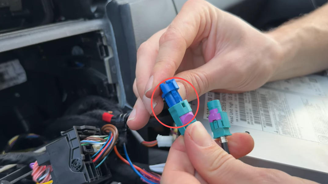 Anschluss des CarPlay-LVDS-Kabels an das originale Blaue LVDS-Videokabel