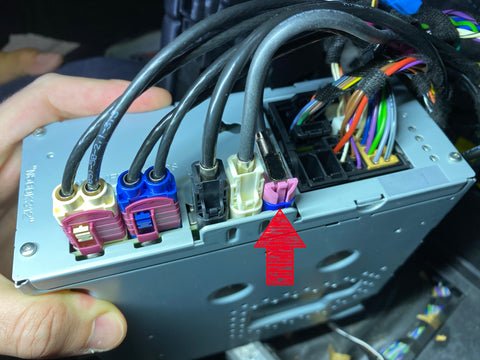 Das andere Ende des CarPlay-LVDS-Kabels in den LVDS-Anschluss der Radioeinheit stecken.