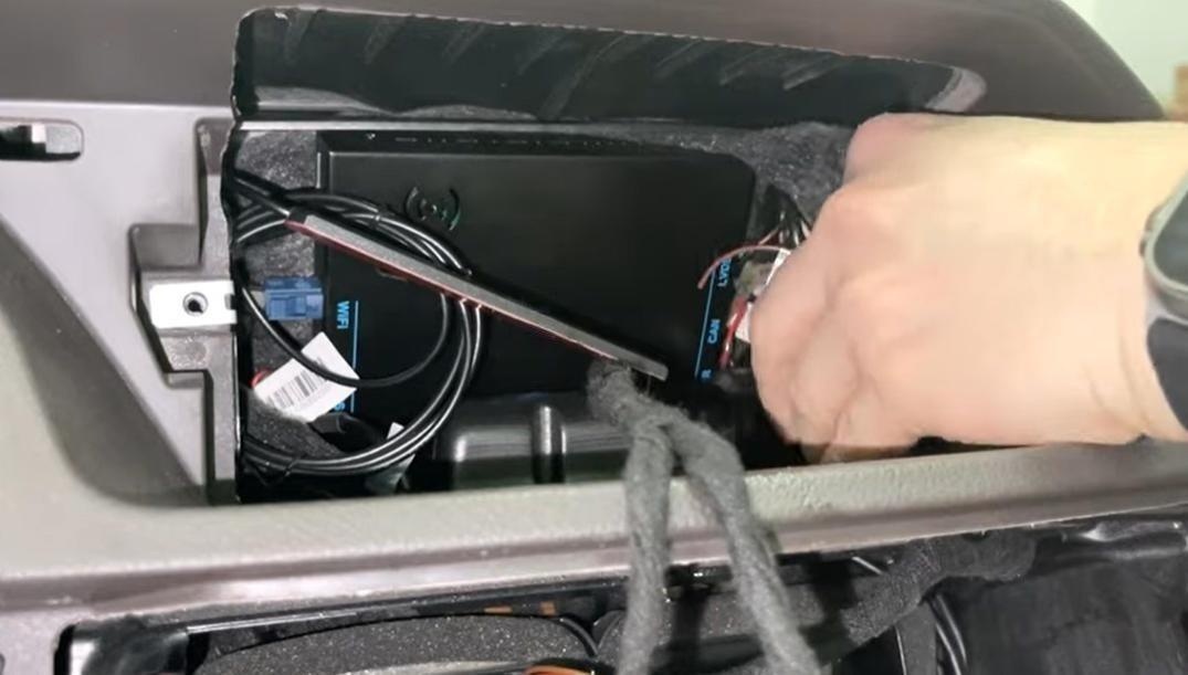 CarPlay-Modul hinter dem Bildschirm