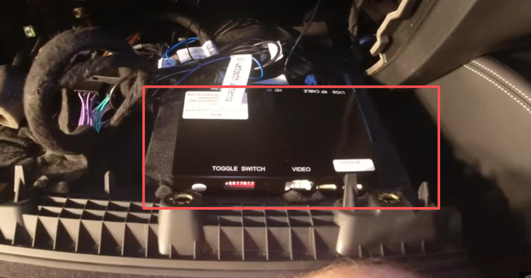 CarPlay-Modul hinter dem Handschuhfach