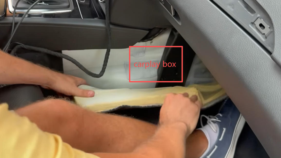 CarPlay-Modul im Beifahrerfußraum