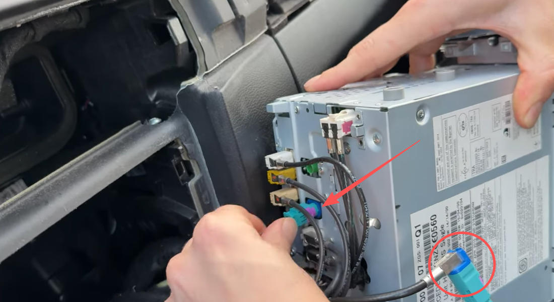Einstecken des CarPlay-LVDS-Kabels in den LVDS-Anschluss der Headunit