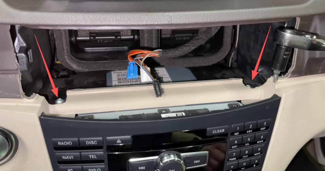 Lösen Sie die beiden Befestigungsschrauben des Radios.