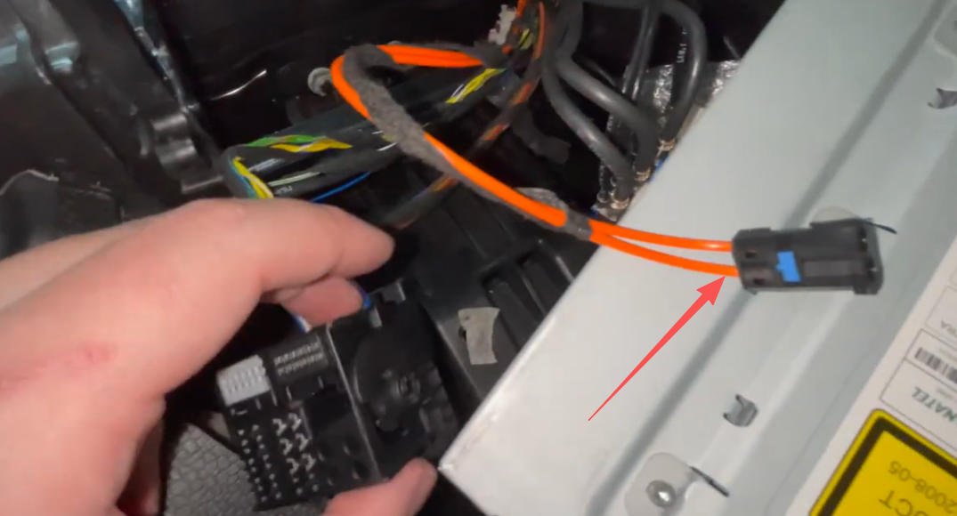 Nahaufnahme des orangefarbenen Glasfaserkabels im originalen Stromkabel des Autos