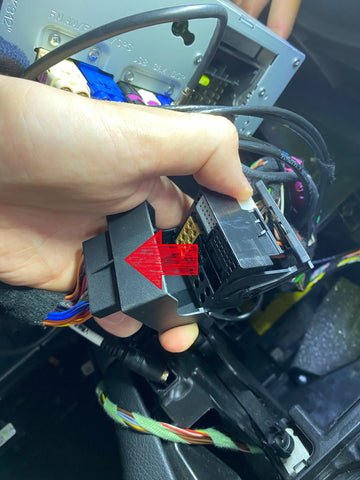 Ein Ende des CarPlay-Stromkabels mit dem getrennten Originalstromkabel verbinden.