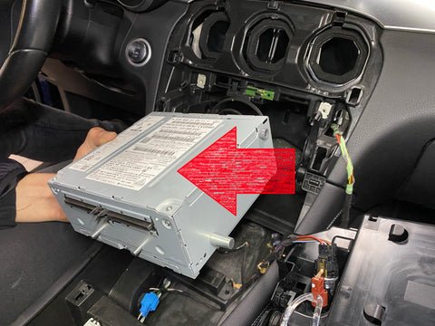 Radioeinheit nach vorne aus dem Schacht ziehen, um Zugang zu den Kabeln zu erhalten.