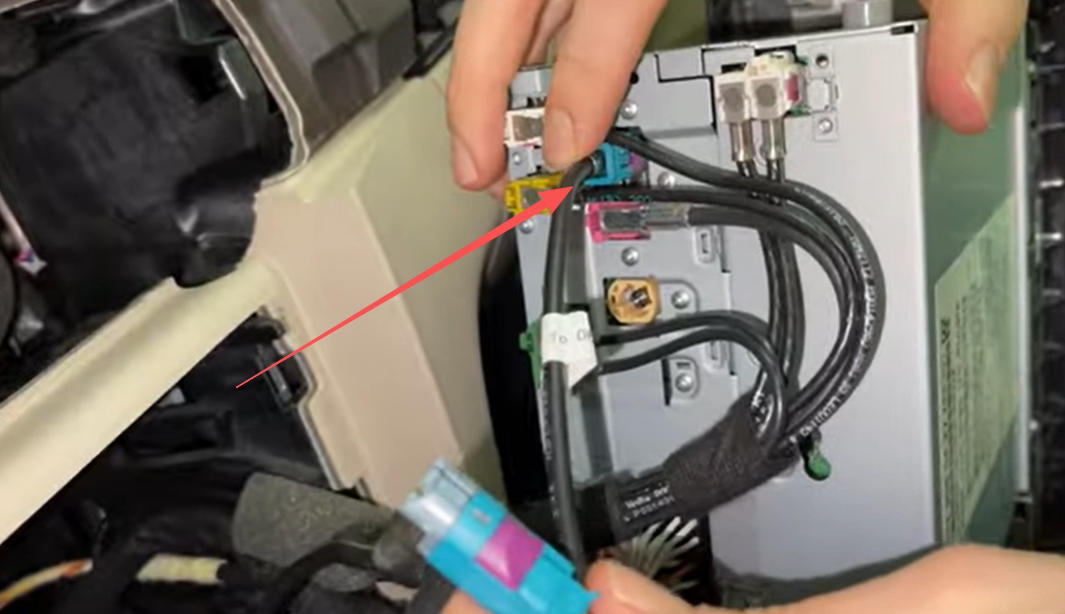 Stecken Sie das andere Ende des CarPlay-LVDS-Kabels in die LVDS-Schnittstelle des Hauptgeräts.