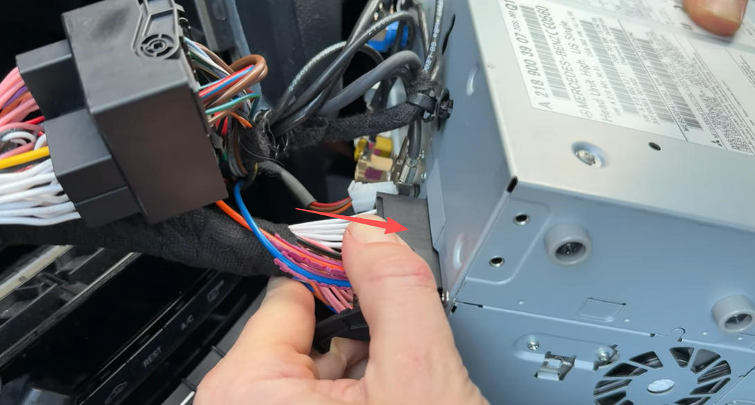 Stecken Sie das andere Ende des CarPlay-Stromkabels in die Stromschnittstelle des Radios.