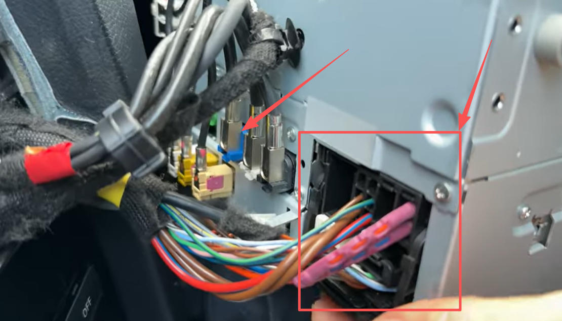 Trennen Sie das Netzkabel und das blaue LVDS-Kabel von der Rückseite des Funkgeräts.– Mercedes GLA X156