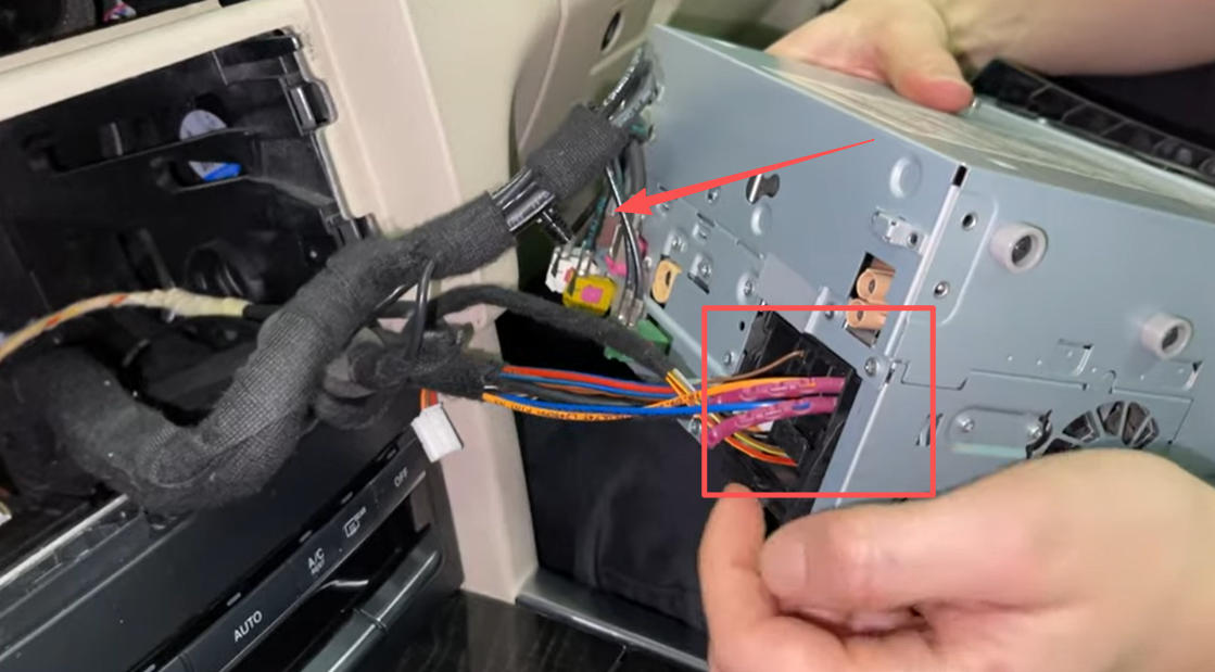 Trennen Sie das Stromkabel und das graue LVDS-Kabel an der Rückseite des Radios.