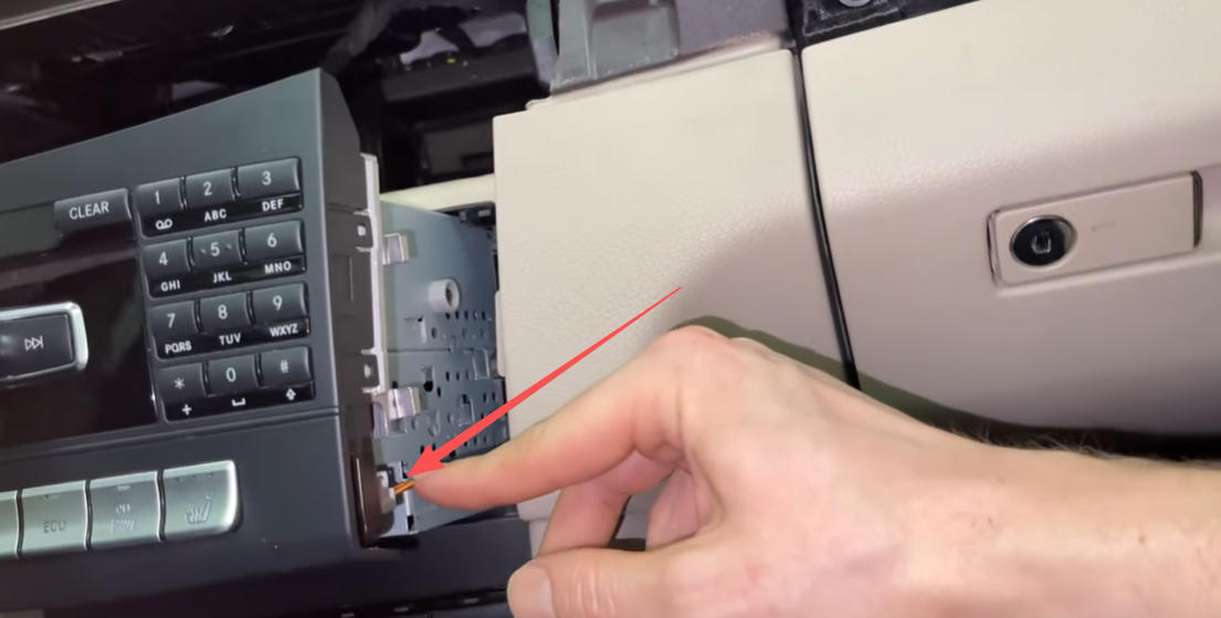 Trennen Sie den Seitenstecker des Radios.– Mercedes GLA X156