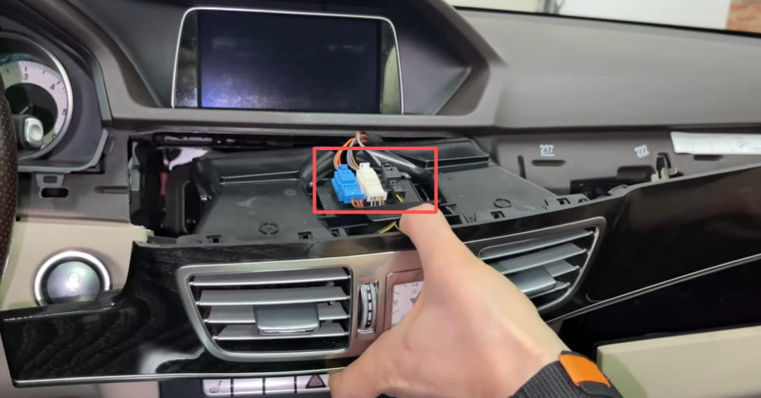 Trennen Sie die drei Stecker der Armaturenbrettverkleidung.