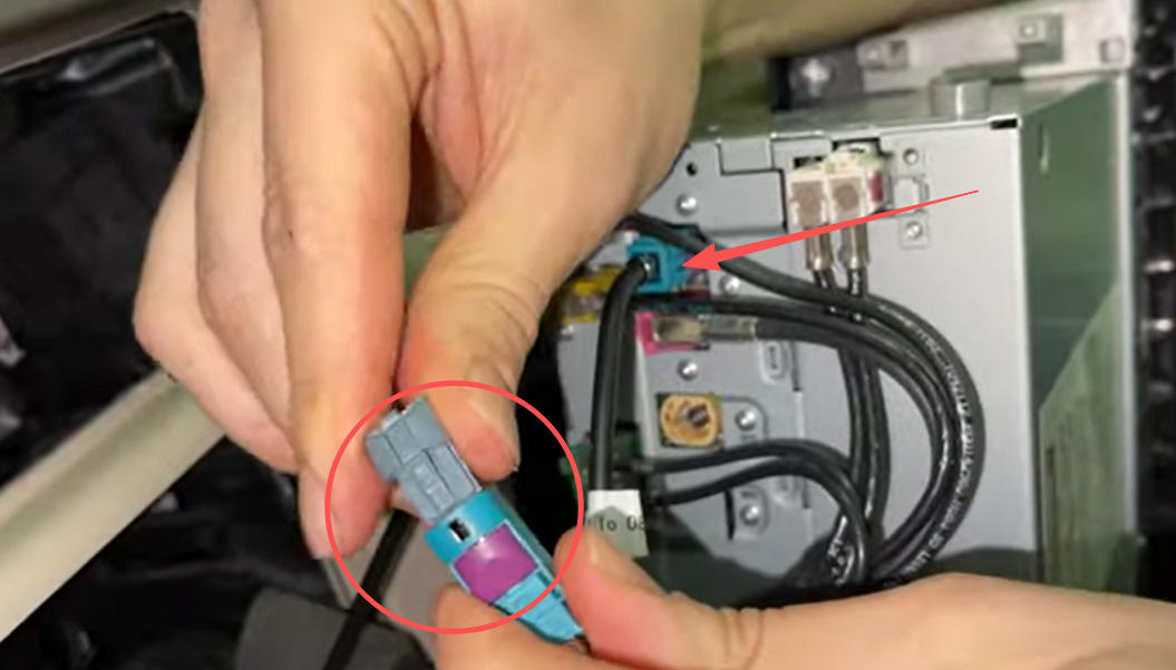 Verbinden Sie ein Ende des CarPlay-LVDS-Kabels mit dem LVDS-Kabel des Originalfahrzeugs.