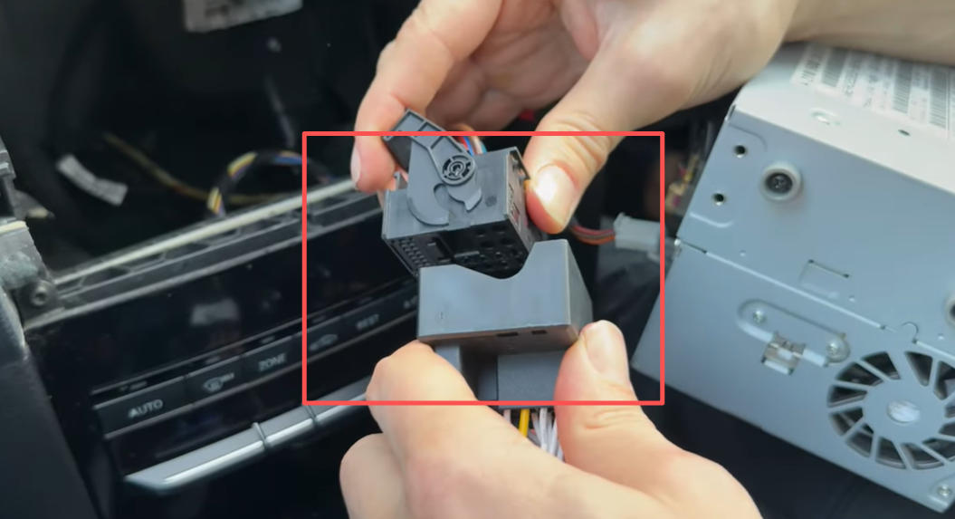Verbinden Sie ein Ende des CarPlay-Stromkabels mit dem Stromkabel des Originalfahrzeugs.